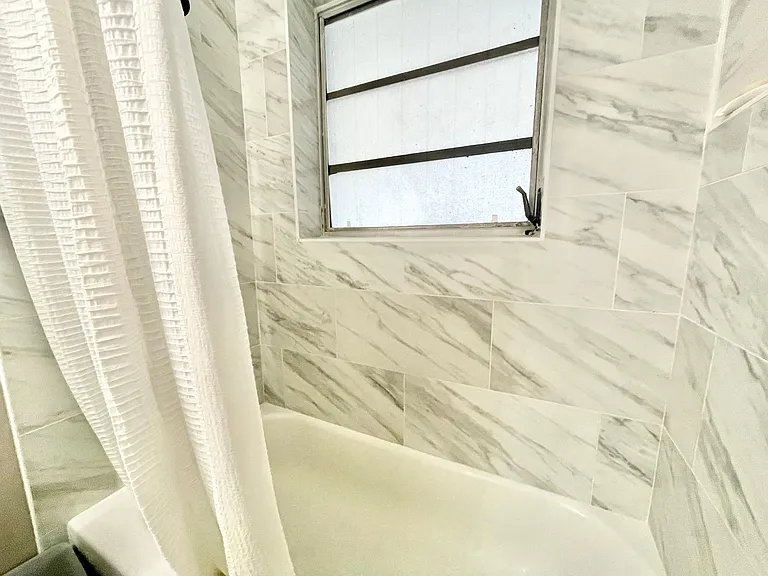 5630 Hollywood Blvd — Photo 16