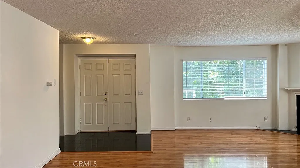 3 bed, 1376 sqft, $3,800 — Photo 2