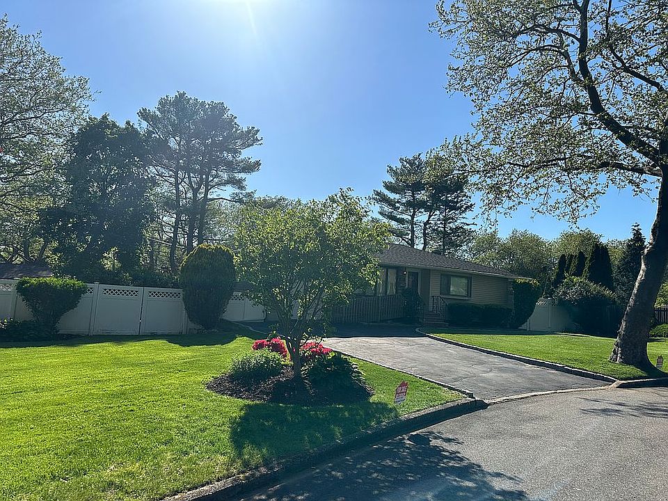 1st image of 11 Saddle Ln