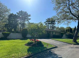 11 Saddle Ln, Huntington Station, NY 11746