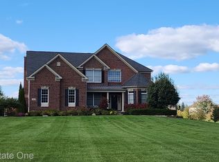 2422 Woodridge Ct, Milford, MI 48380