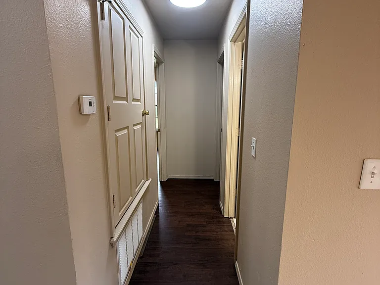 704 E Eastview Dr — Photo 8