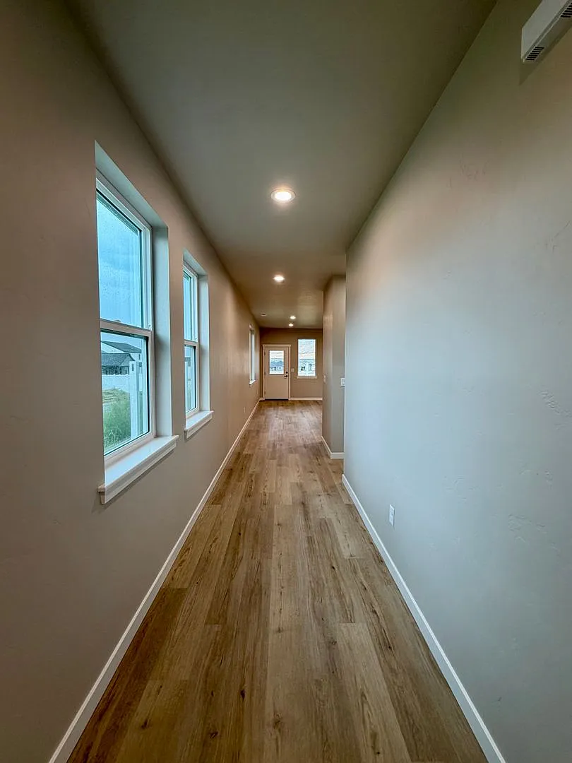 Gorgeous, Brand New 3 bed, 2 ba- South Orchard Location! — Photo 4