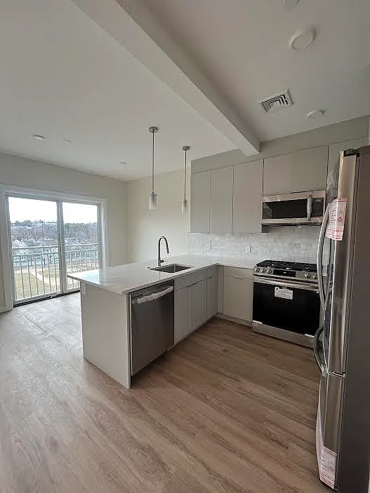 2 bed, 2.0 bath, 930 sqft, $4,350 — Photo 1