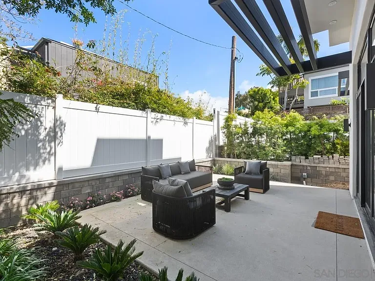 744 Bonair St — Photo 40