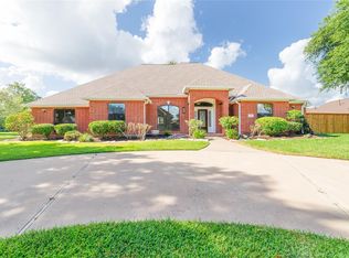 203 Canyon Oak Dr, Lake Jackson, TX 77566