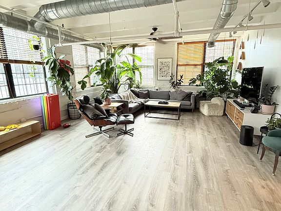 2nd image of 1049 N Paulina St APT 1A