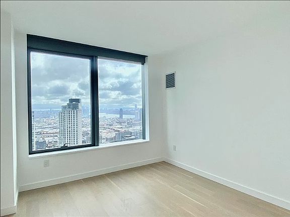 4th image of 3 Court Sq APT 5311