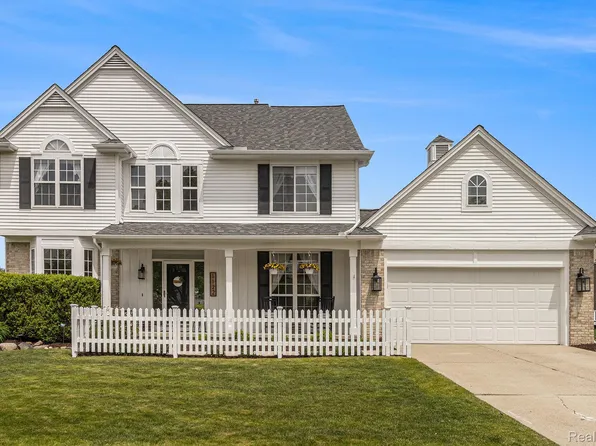 1122 Colt Dr, South Lyon, MI 48178