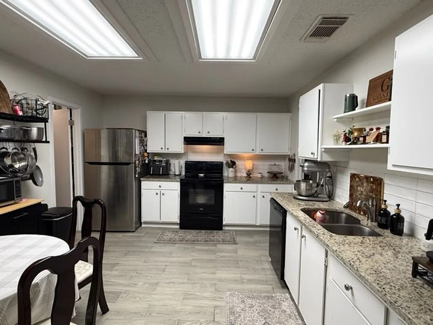 Beautiful 3/2 single story home w/tile flooring throughout! — Photo 3