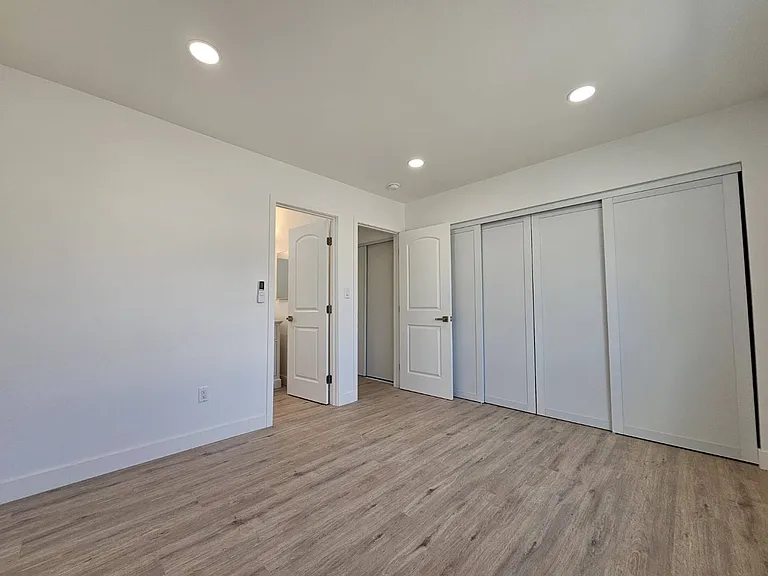 1038 Adel Ave — Photo 10