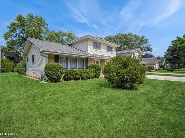 1922 E Hopi Ln, Mount Prospect, IL 60056