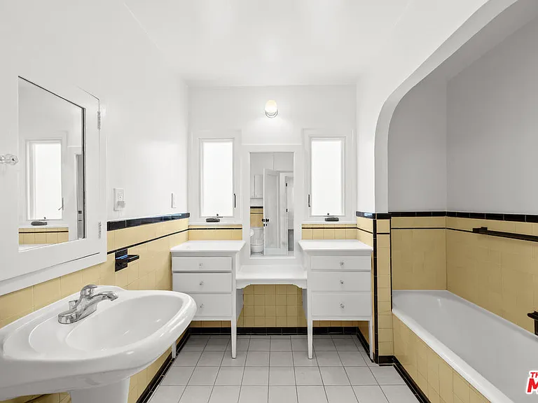 1542 S Canfield Ave — Photo 13