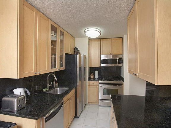 4th image of 159 E 33rd St #12K