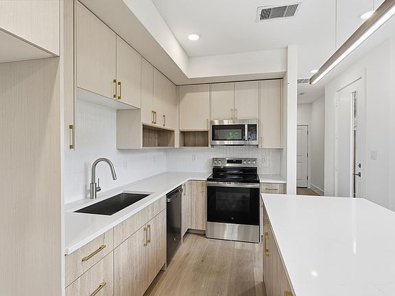 5th image of 1027 Junell St