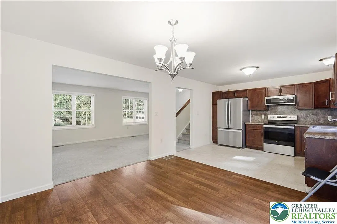 5 bed, 3.0 bath, 2143 sqft, $2,900 — Photo 2
