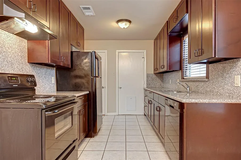 3 bed, 1.0 bath, 1387 sqft, $2,150 — Photo 3