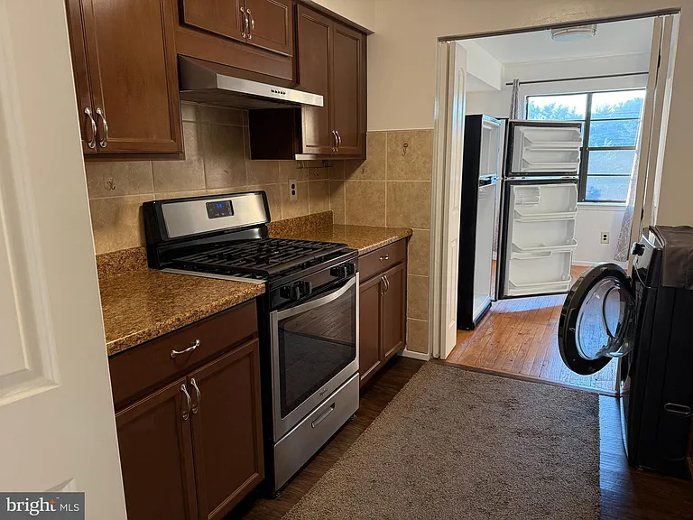 1823 Old Stone Mill Dr — Photo 4