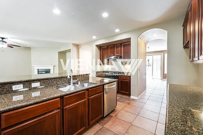 1014 Waterford Dr — Photo 8