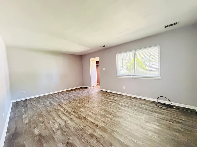 3517 Plum Cres — Photo 6