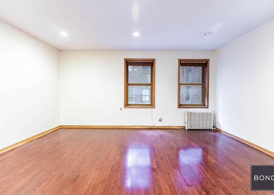 2nd image of 18 W 37th St APT 302