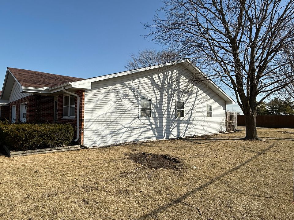 2nd image of 104 N Menominee Dr Unit A