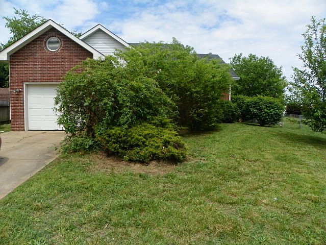 2nd image of 903 Lamont Ln