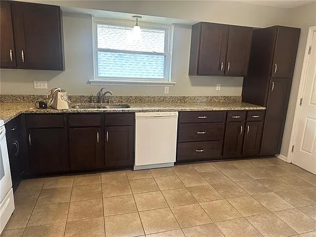 3 bed, 2.0 bath, 1769 sqft, $2,400 — Photo 4