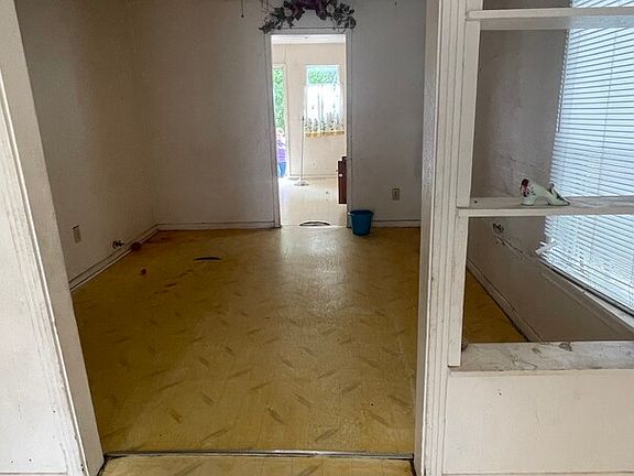 4th image of 214 ESKIMO ST