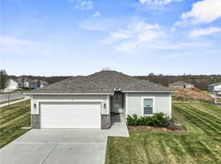2104 Crestview Ct, Raymore, MO 64083