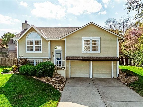 2nd image of 1708 NE Stonewood Dr