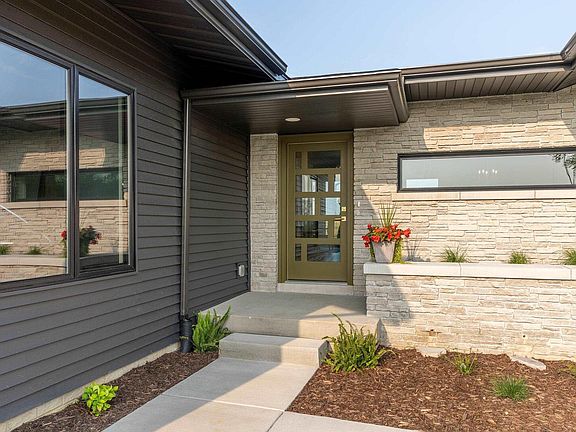 3rd image of 5049 Pinecreek Ln