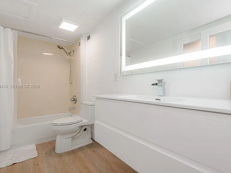 2301 Collins Ave #927 — Photo 8