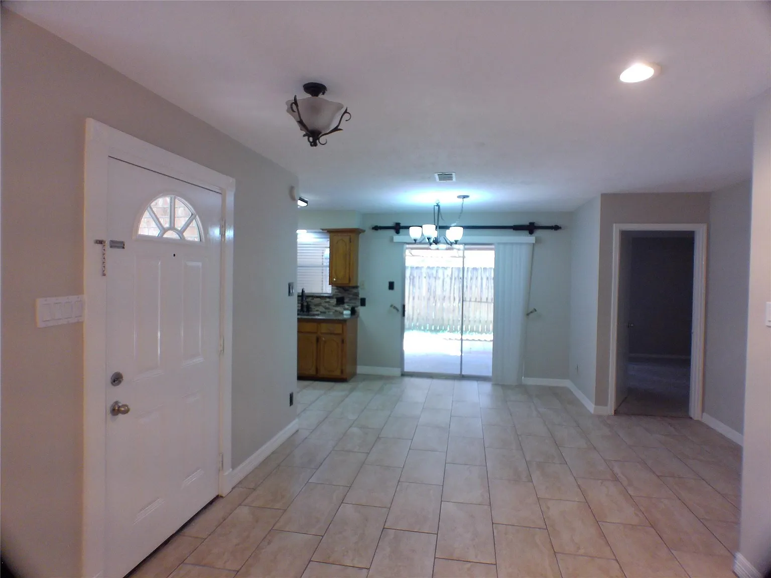 3 bed, 2.0 bath, 1375 sqft, $2,000 — Photo 2