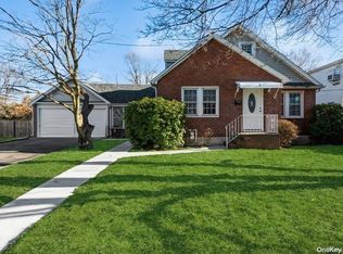 28 Fieldston St, Westbury, NY 11590