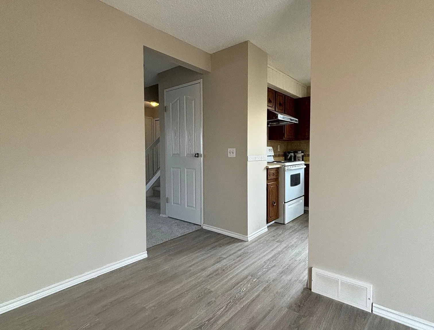 Spacious 3 Bedroom Full House w/ Backyard, Deck — Photo 4