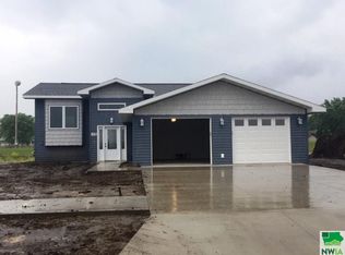 520 E 13th St, Storm Lake, IA 50588