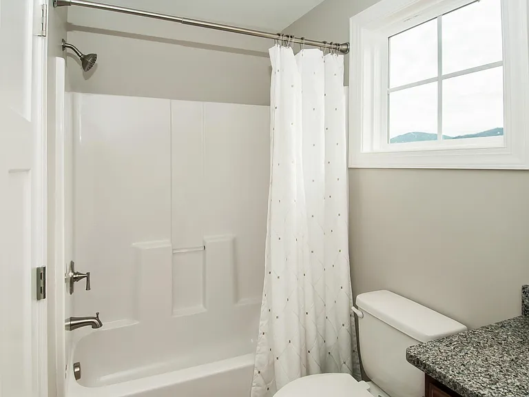 Upstairs bath with tub/shower