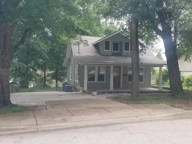 327 S Duncan Ave — Photo 1