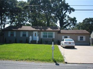 38 Saint George Dr, Shirley, NY 11967