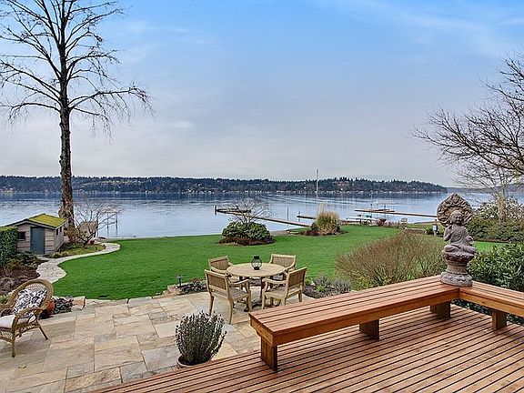 Gorgeous lakeside yard