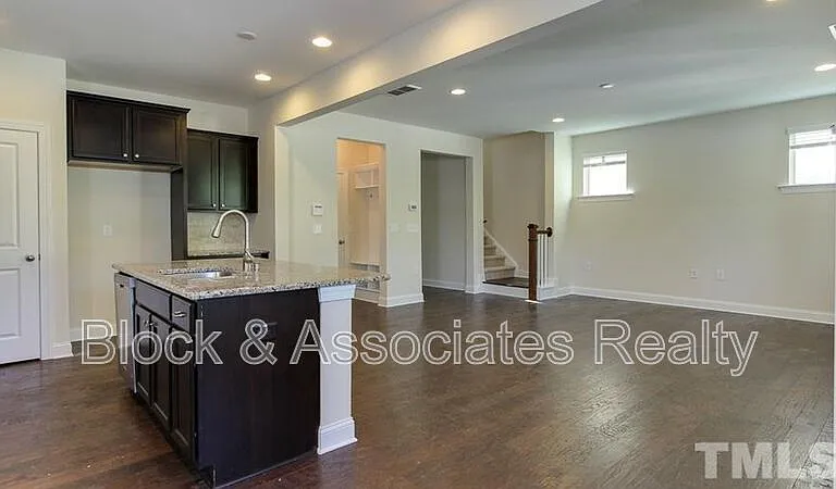 213 Begen St — Photo 7
