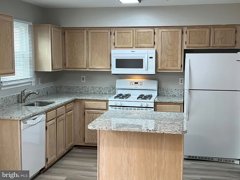 1031 Murdoch Ct — Photo 7