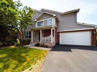 5 Walden Trl, Streamwood, IL 60107