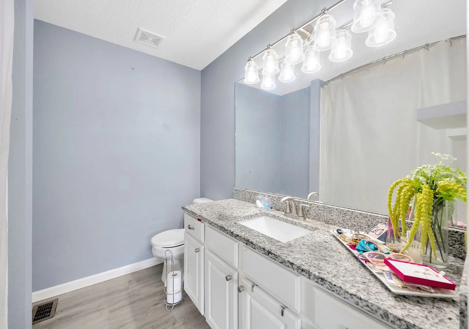 Charming Riverview Townhome with Screened Patio — Photo 2
