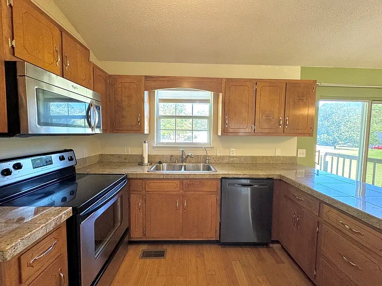 5609 Landrum Dr — Photo 8