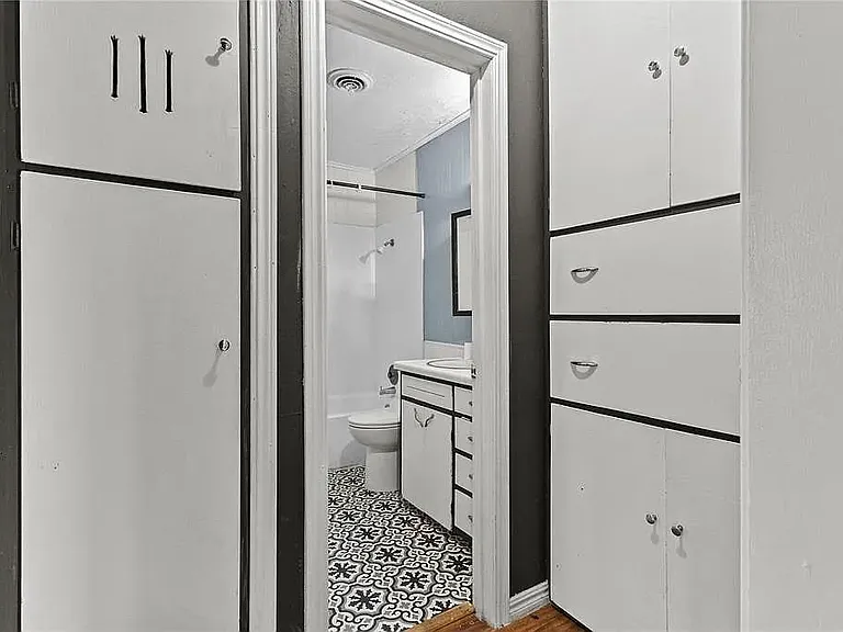 114 W B St — Photo 18