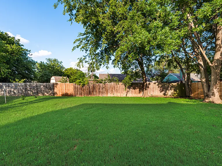 7204 Shadow Bend Dr — Photo 29