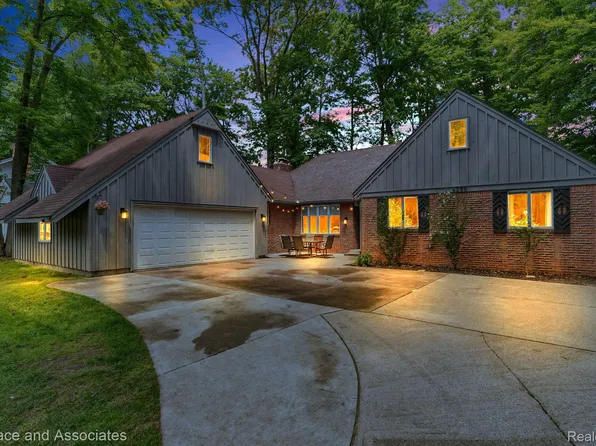 4290 Guilford Ln, Fort Gratiot, MI 48059