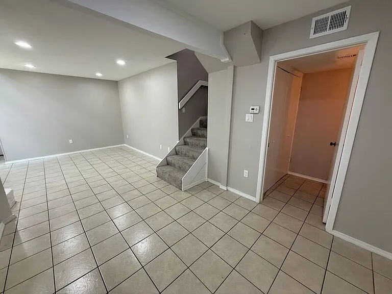 889 Dublin Dr #D — Photo 4